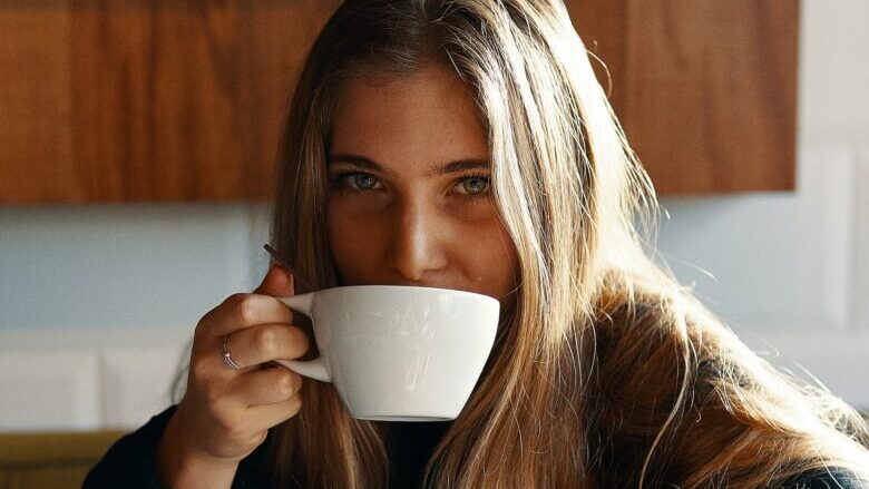 coffeeを飲む女性