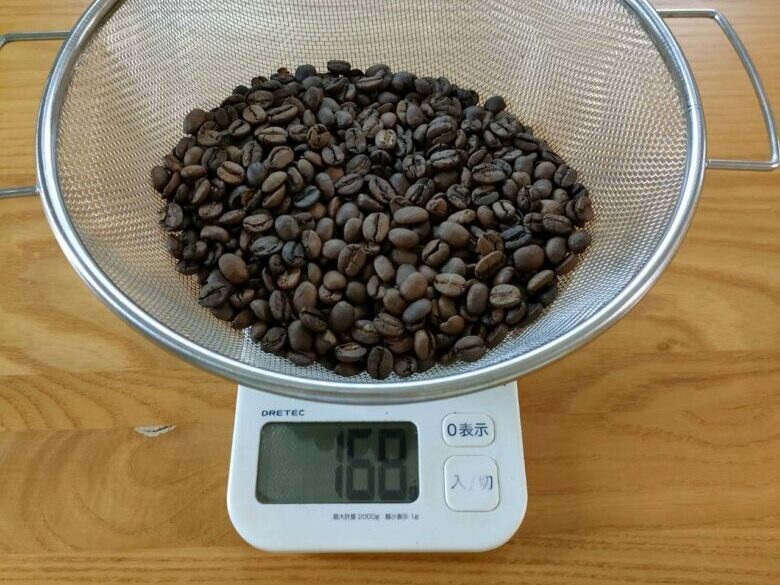 焙煎後のコーヒー豆とデジタルスケール